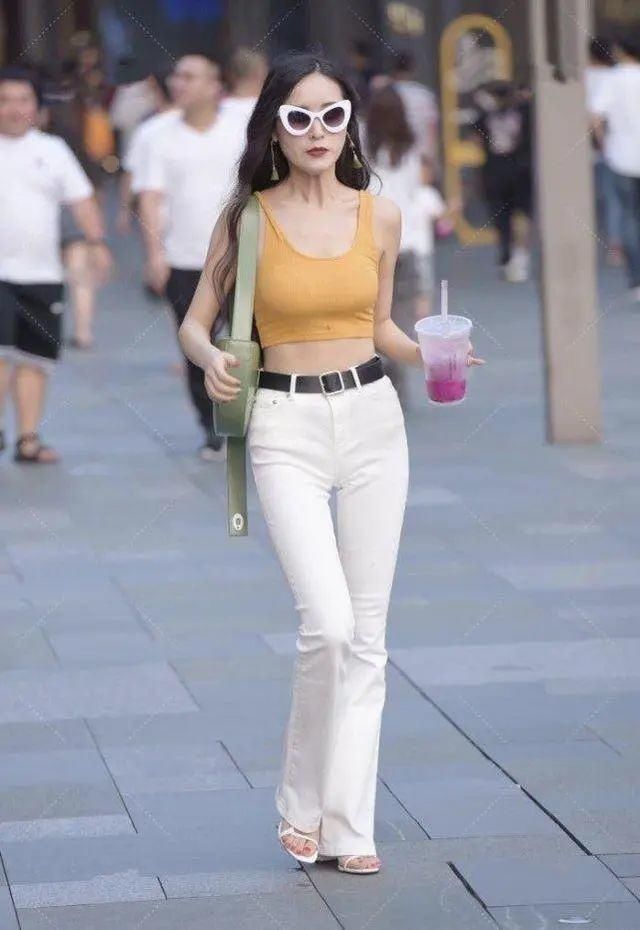 喇叭裤|小姐姐橙色小背心搭配白色喇叭裤,炫腹风格更加突显自己身材