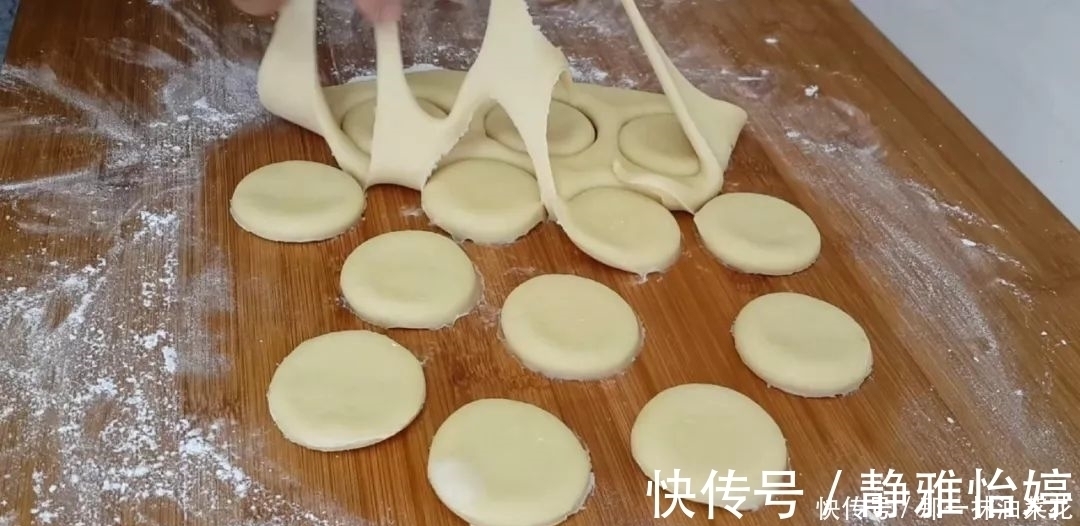 早餐新吃法，面粉里加1个鸡蛋，放入冰箱冷藏，比油条麻花都好吃