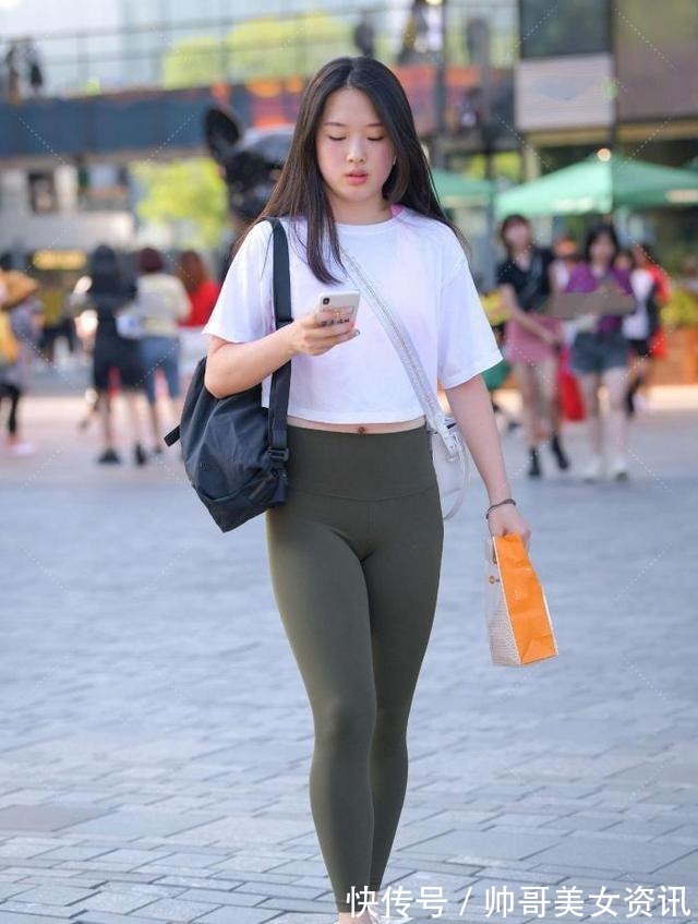 紧身衣 军绿瑜伽裤和白色吊带,修身舒适,简单创造休闲风格!