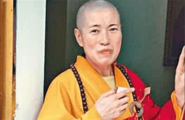 女主持#女主持开豪车,住别墅,还在僧袍里穿黑丝,和两个和尚结过婚