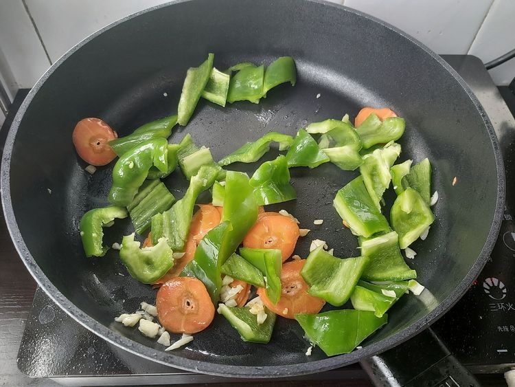 家常青椒炒海杂拌，炒一炒就上桌，味道太赞了，家人抢着吃