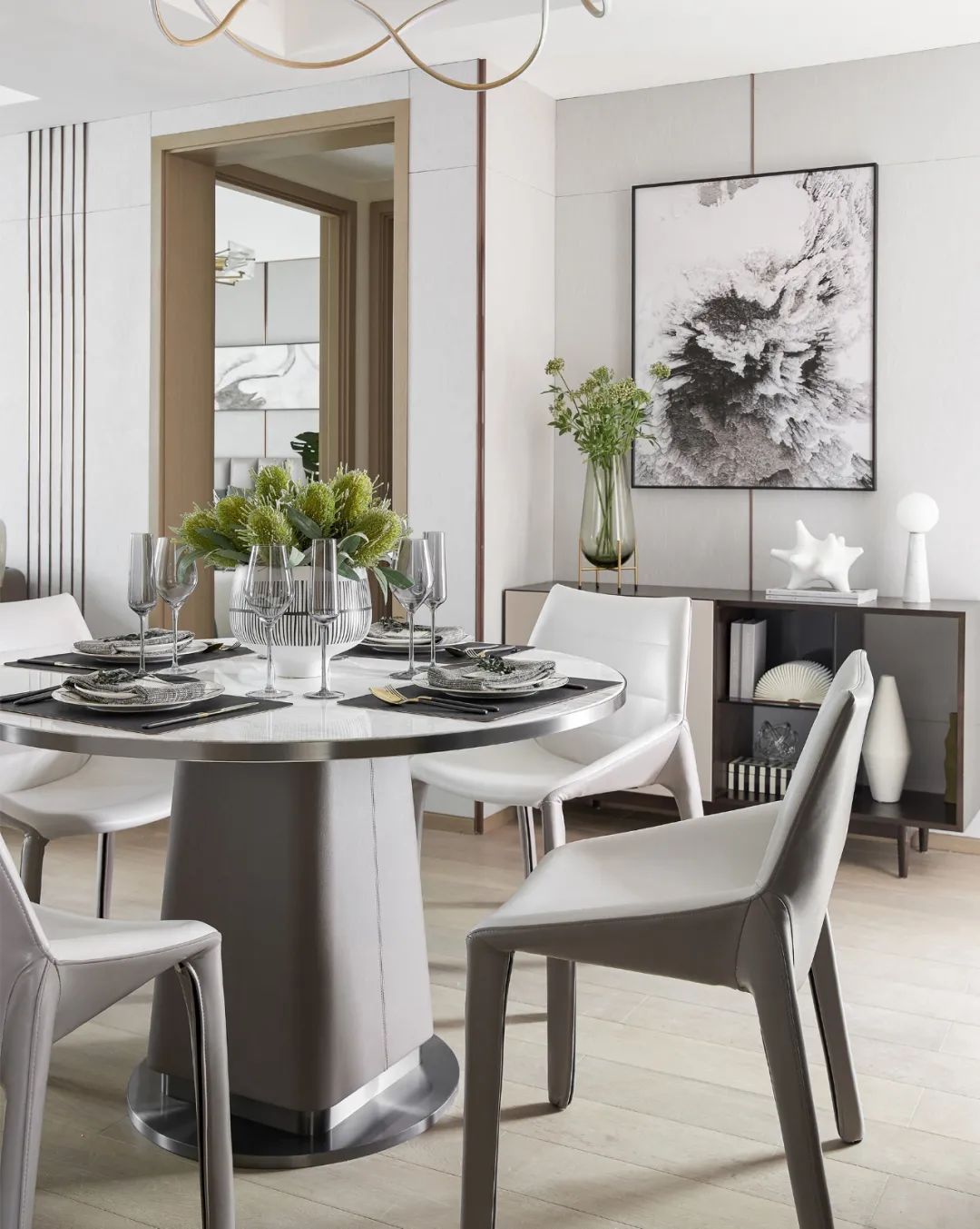 次卧|95㎡现代雅奢，丰富的颜色及软装搭配，造就出一个活力的家