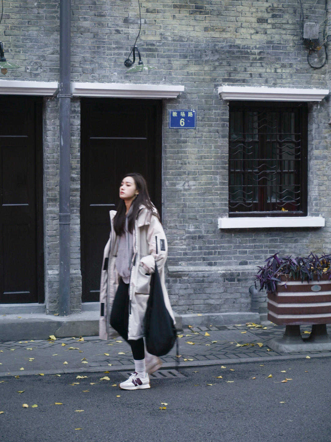 米黄色|长款羽绒服搭什么最好看?码住这三件,每天上街美的都不重样