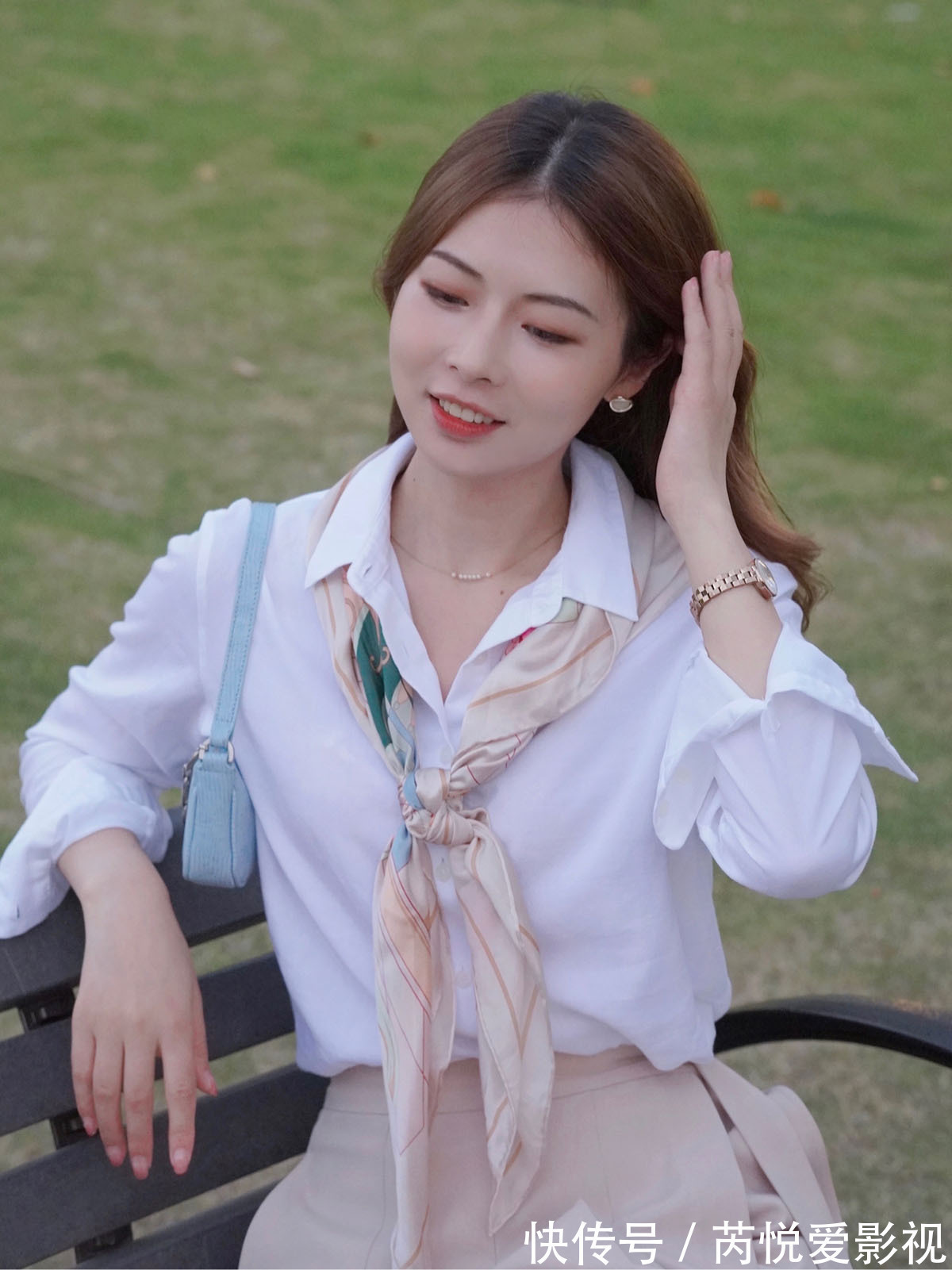 知性 基础款白衬衫穿搭,巧用丝巾搭出优雅知性风,很适合上班族