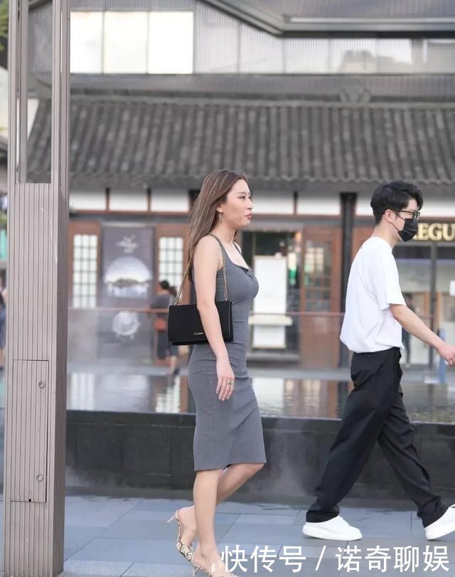 微胖女性的穿搭,还是要以“收胯”为主,从而展现精致优雅的一面