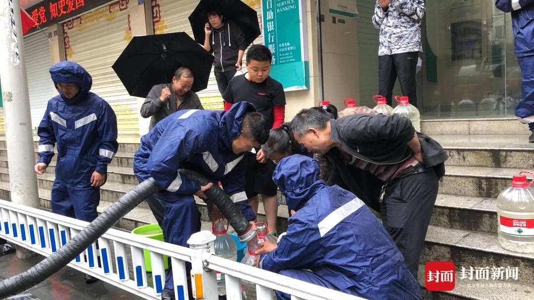 降雨|连续降雨导致断水停水 甘孜雅江森林消防员给居民送水