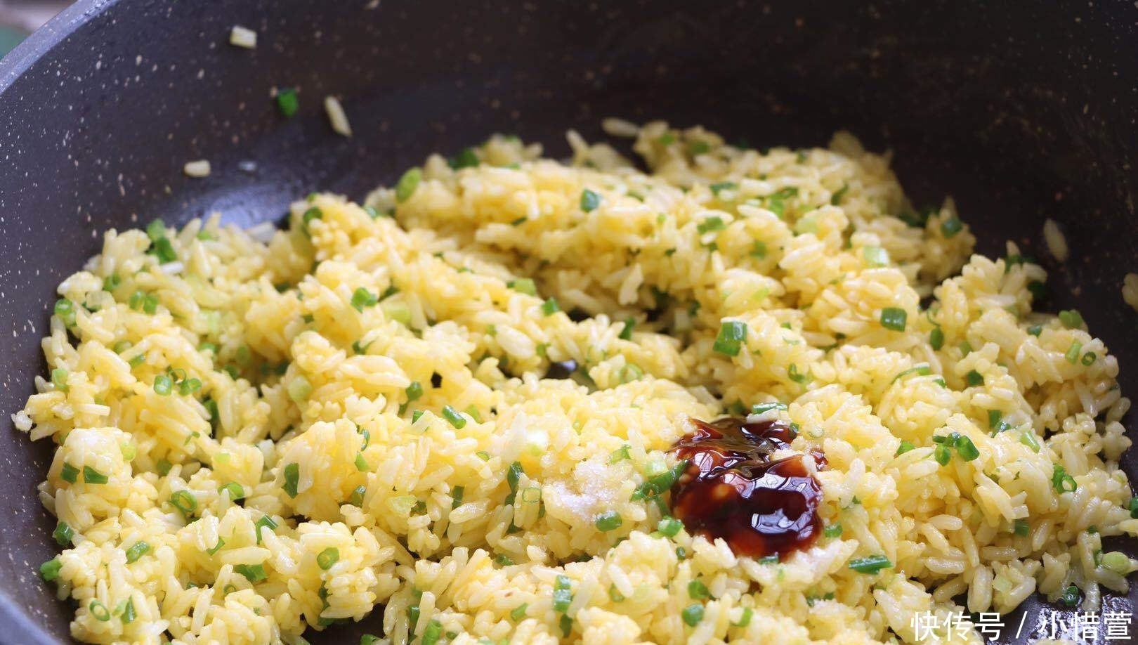 大米别炒饭了,加2个蛋黄拌一拌,好看更好吃,外面买不到哦!