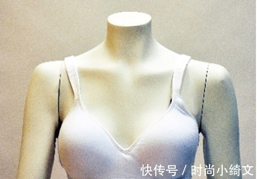 美国海军|美海军女军官的正装礼服，2种胸罩要写名字，可戴耳钉，高跟鞋配丝袜