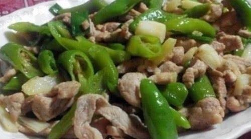 炒猪肉时,盐先放还是酱油先放,很多人不知道所以肉不好吃!