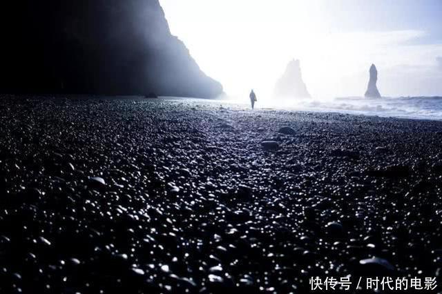 这座山峰被称为世界尽头，拥有月球表面的地貌，还有一个超大瀑布