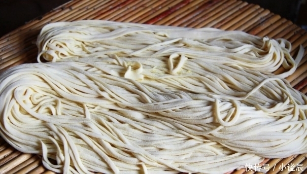 做手擀面时，万万不要再用水和面了换成它，面条更嫩滑，更筋道