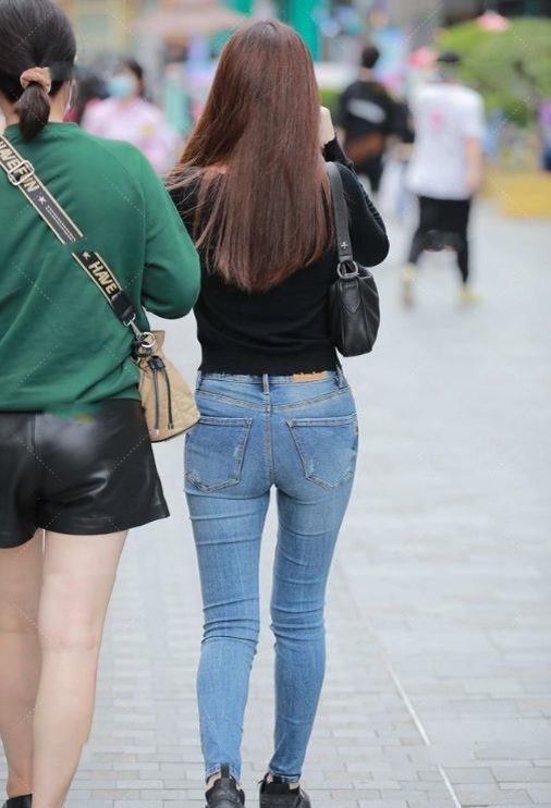 穿搭 墨绿色的无袖上衣,搭配黑色九分裤,整体给人简单清爽利落感觉