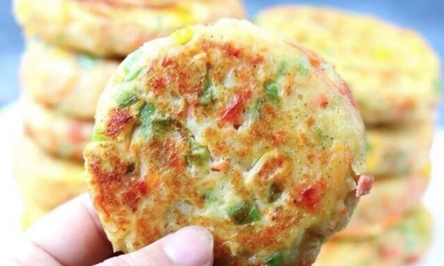 3个土豆,打2个鸡蛋,做孩子爱吃的早餐饼,营养丰富,出锅抢光