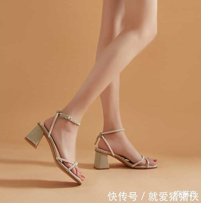 再见了小白鞋,是时候穿上高跟凉鞋了,我小姨也在穿,真美