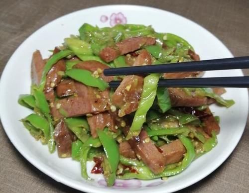 驴肉炒青椒怎么做好吃？三个窍门，鲜嫩可口美味下饭，简单又营养