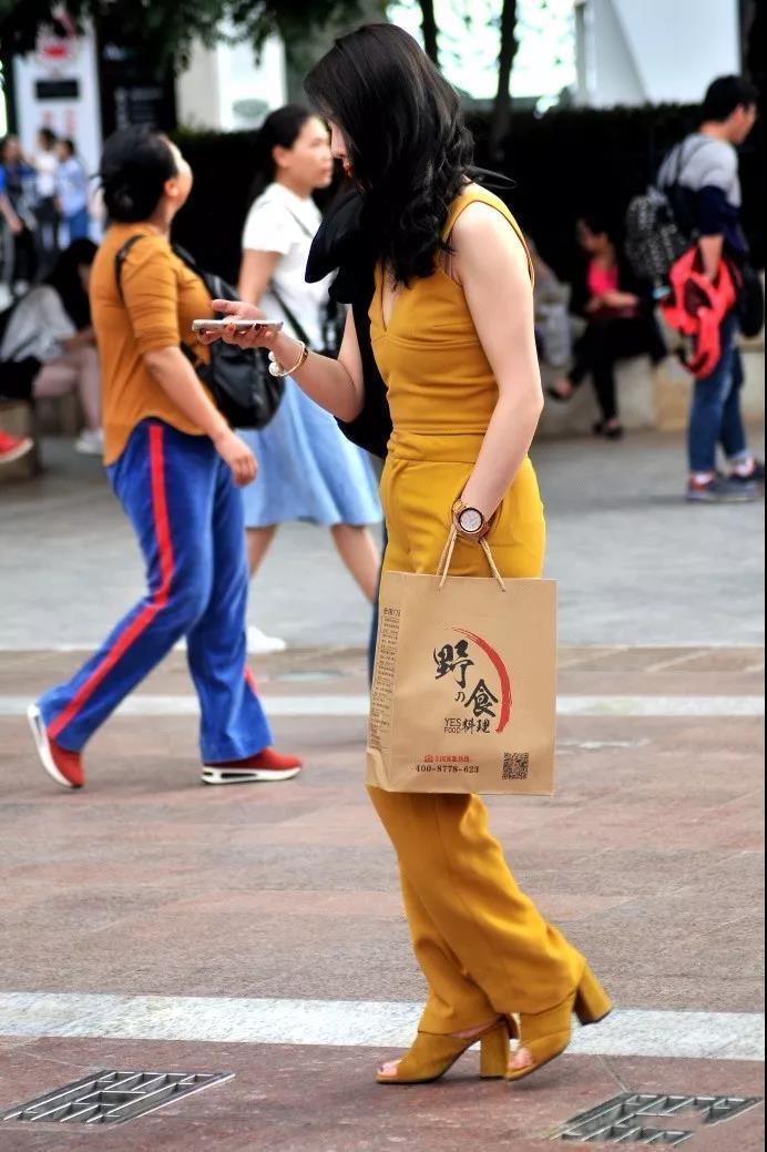 无限|街拍:一身黄色套装的性感俏丽美女,冷艳成熟的气质魅力无限!