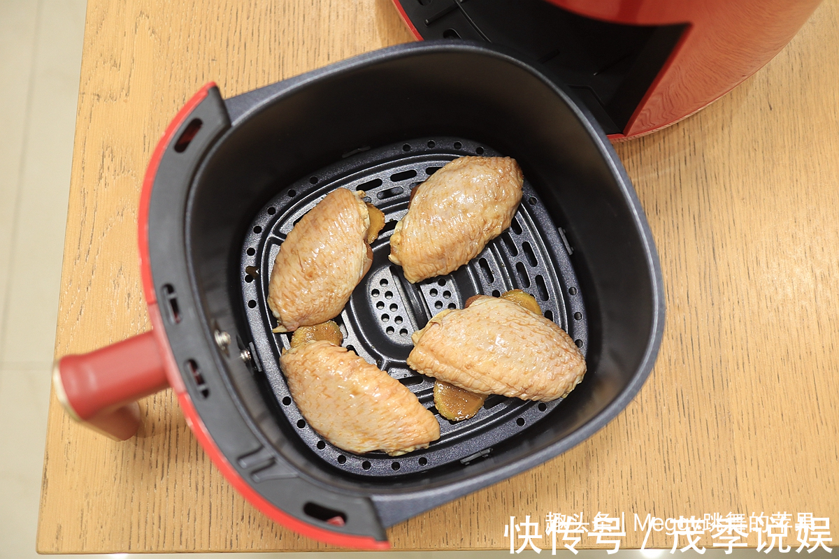 薯条|谁还不是个孩子烤一锅鸡翅和薯条解解馋，不用一滴油健康好吃