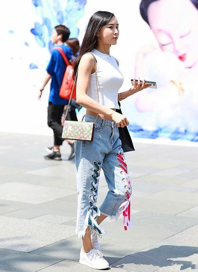 透明色|街拍：浅色调紧身连衣裙搭配透明色高跟, 简约时尚, 美艳迷人