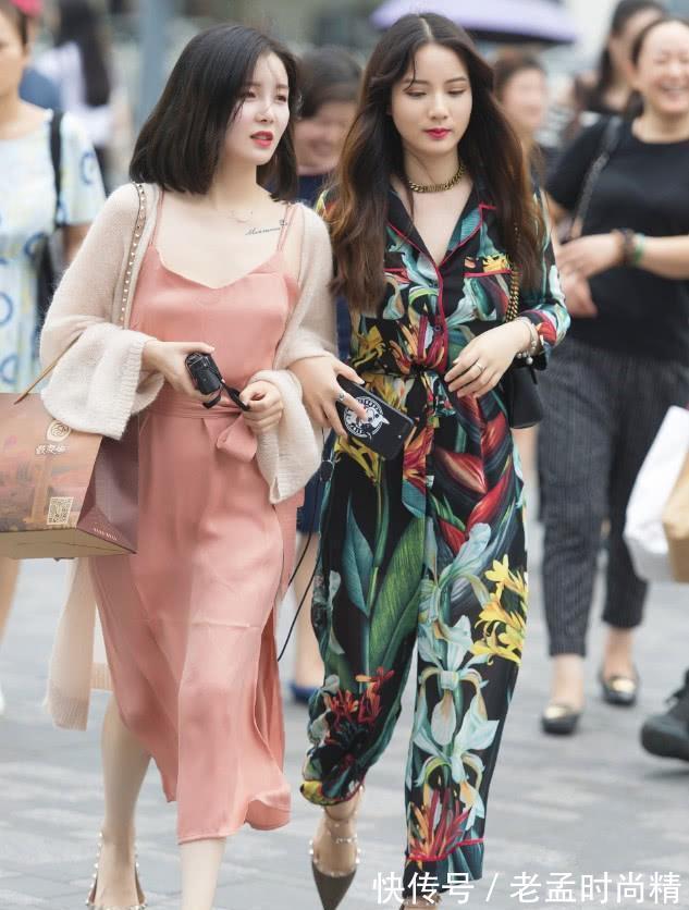 闺蜜|街拍:两个美女太默契了,一个穿睡裙,一个穿睡衣,真不愧是好闺蜜