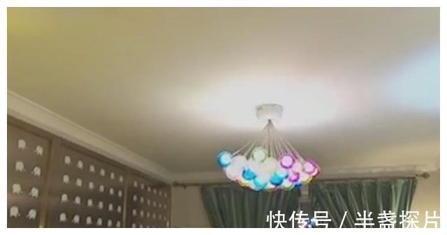 背景墙|交换空间：客厅金色铁片搭配五彩灯，俗气和大气之间徘徊，丑上天