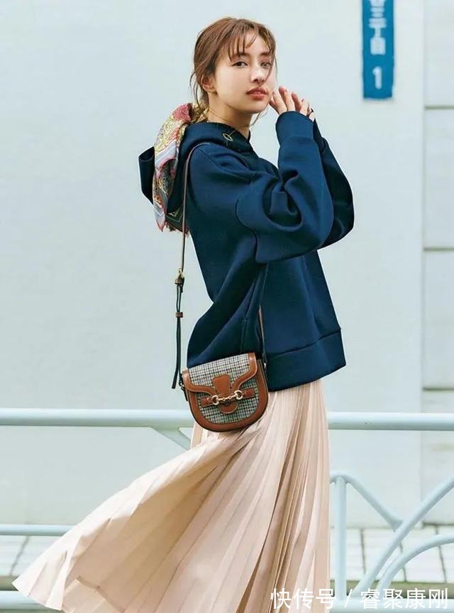 随性|卫衣+半裙=早秋最火混搭套路,时髦又有女人味