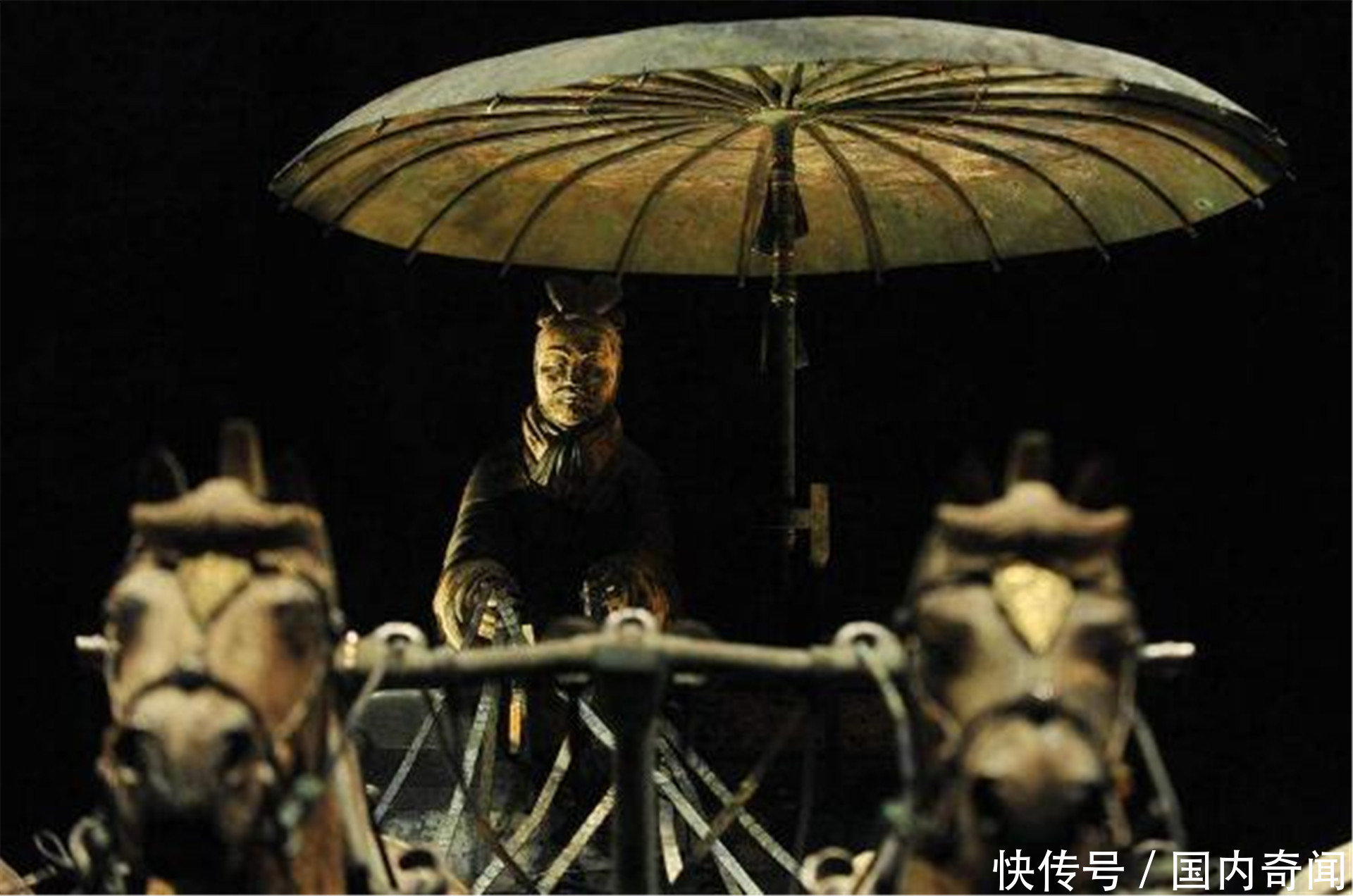 秦始皇铜车马惊艳各界,却不知那把伞才厉害,古代匠人巧夺天工