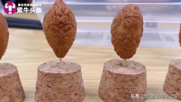 新闻记者|一套卖1.8万!“00后”大学生橄榄核雕西游记走红网络