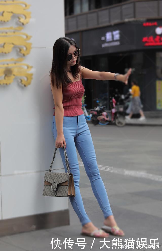 秋日微凉,牛仔裤是时候成“主角”了,选择它休闲省心又好看