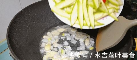 西葫芦炒鸡蛋，地道家常菜，教你百吃不厌的做法，鲜香又美味！