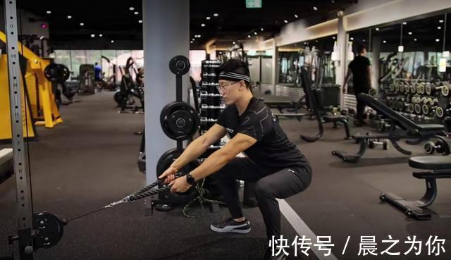 过头臂屈伸|胖子也有春天,英国大码超模140斤,却拥有让人羡慕的沙漏身材