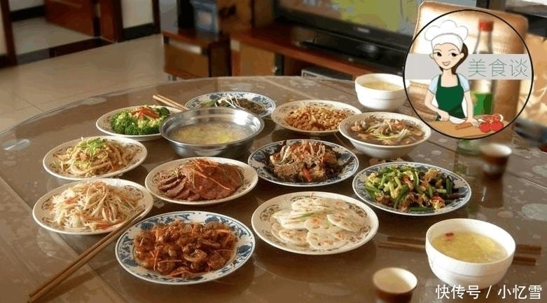 周末家庭聚餐,老妈嫌在外面吃太破费,做了11菜一汤,吃个精光