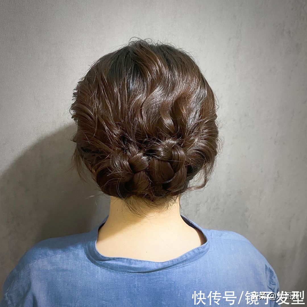 盘发|女人不到40岁，前3种发型别尝试，后三种发型值得拥有