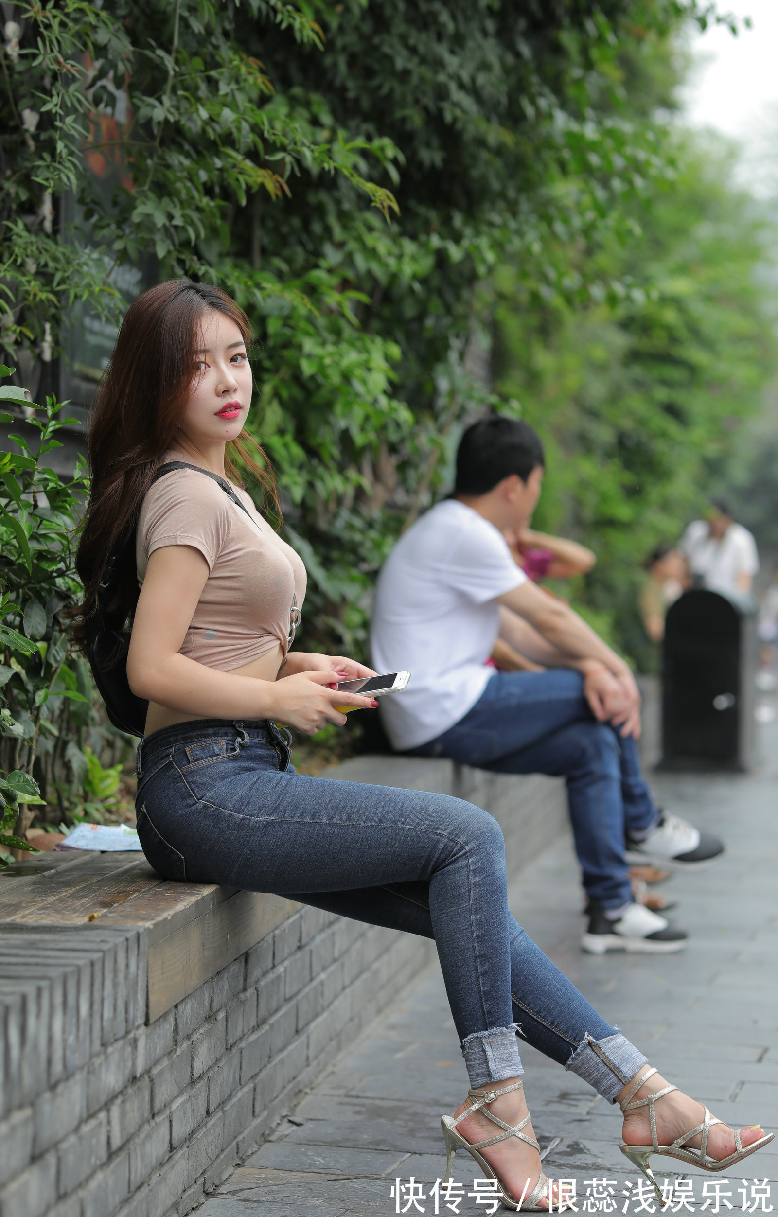 穿搭 女生的洋气穿搭,开口喇叭裤配短袖衫,穿出夏季潮流的美