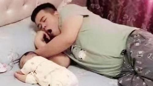 爸爸|“最操心奶爸”火了，一觉醒来查看宝宝有无呼吸，网友：同款丈夫