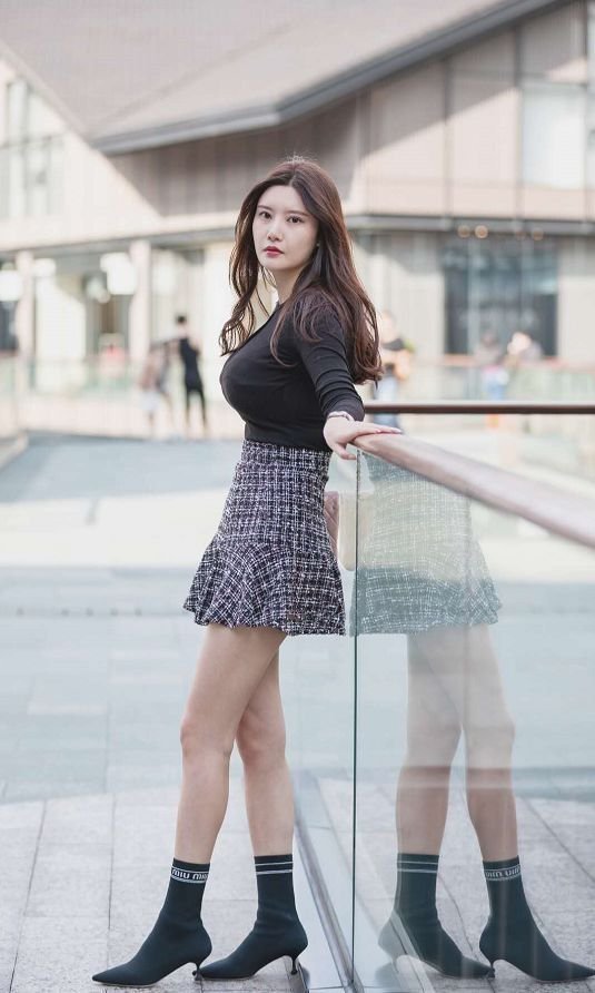 时髦性感的短裙,将女性的魅力凸显出来,这个季节回头率全靠它
