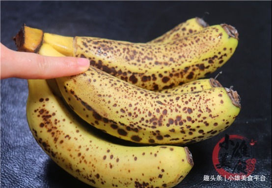 香蕉放两天就变黑，果摊贩子教我一招，放一个月不发黑还新鲜