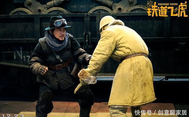 成龙激情演绎《铁道游击队》,徐帆演他情人,学者竟称她为风尘女