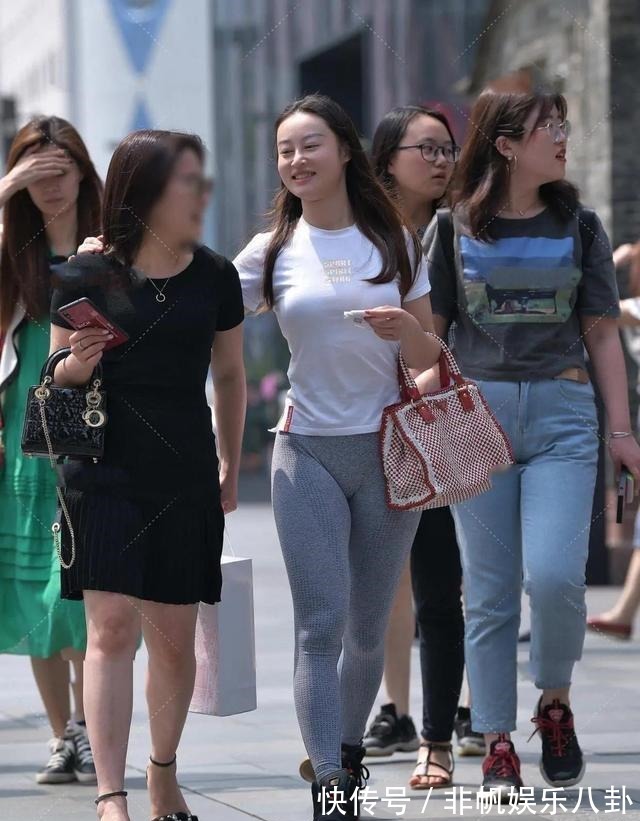 蕾丝 女性身材苗条,穿白色比较好看!