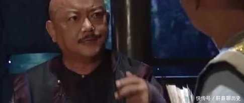 下跪|能够让和珅下跪磕头，地位非常高，金大烟袋到底是什么人？