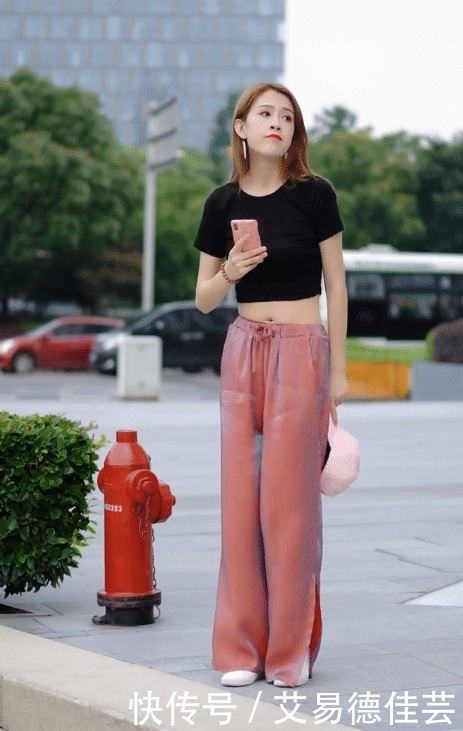 黑色露脐装搭配阔腿裤,美的不可方物