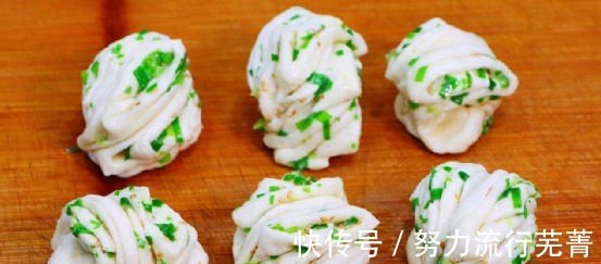 北方最爱吃的葱油大花卷，教你最简单的拧法，暄软多层，一看就会！