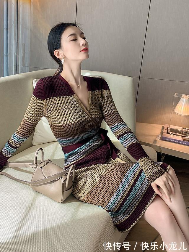 高跟鞋|秋天展现的是女人的精致，金属质感裹身连裙轻松穿出高级感