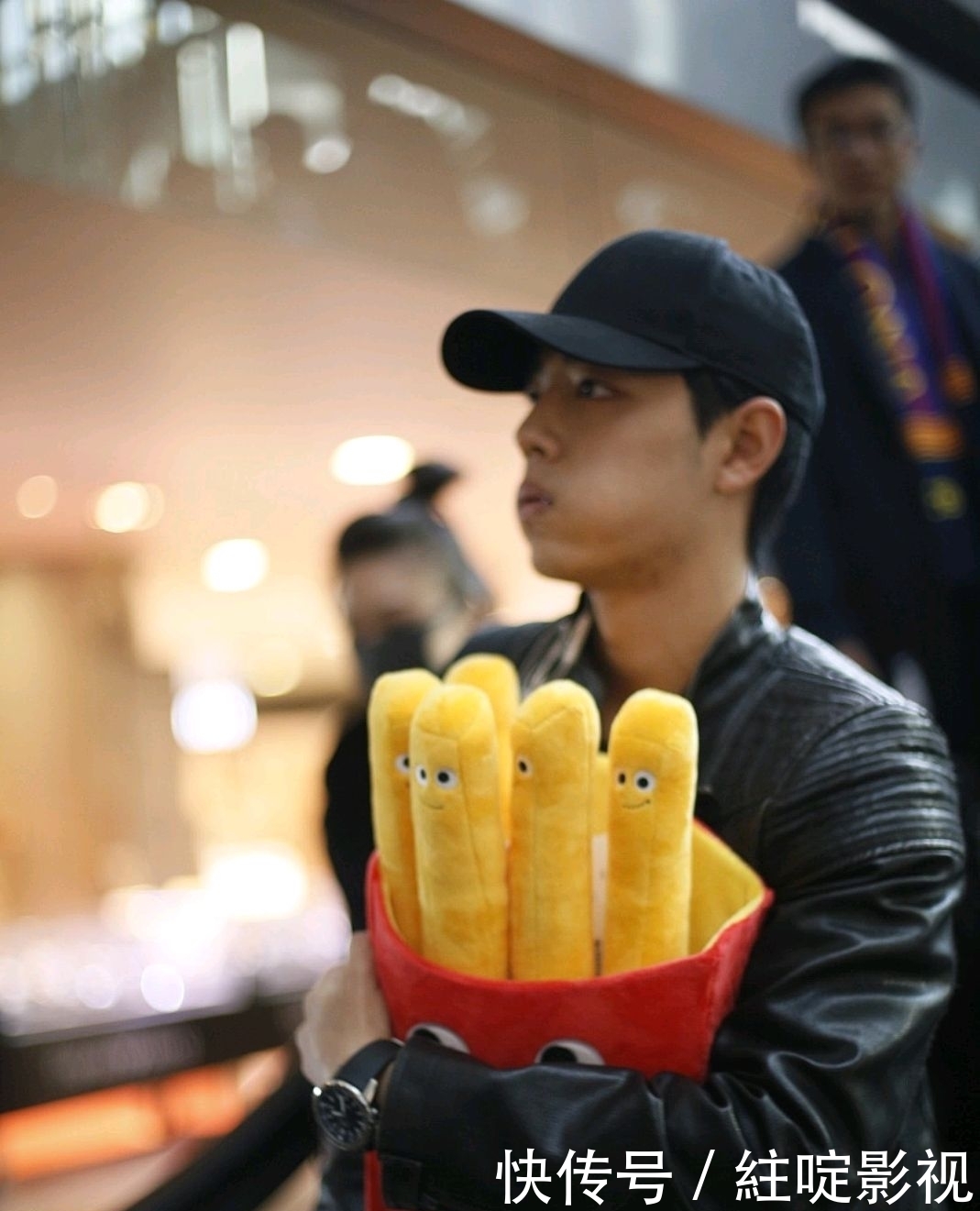 肖战被质疑过气?《冬梦之约》收视率崩盘,但直播观看人数破百万