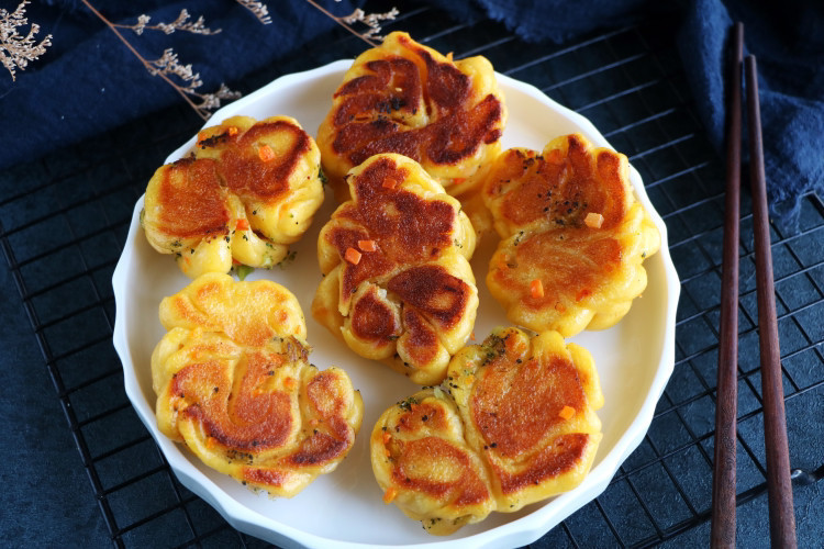 冬天给女儿做了这早餐,松软酥脆,上桌就吃3个,隔三差五做一锅