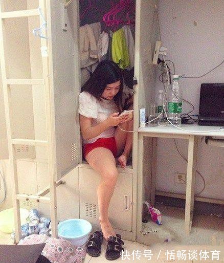 |搞笑GIF趣图段子:主任愣了一下说,舌头伸出来我看看