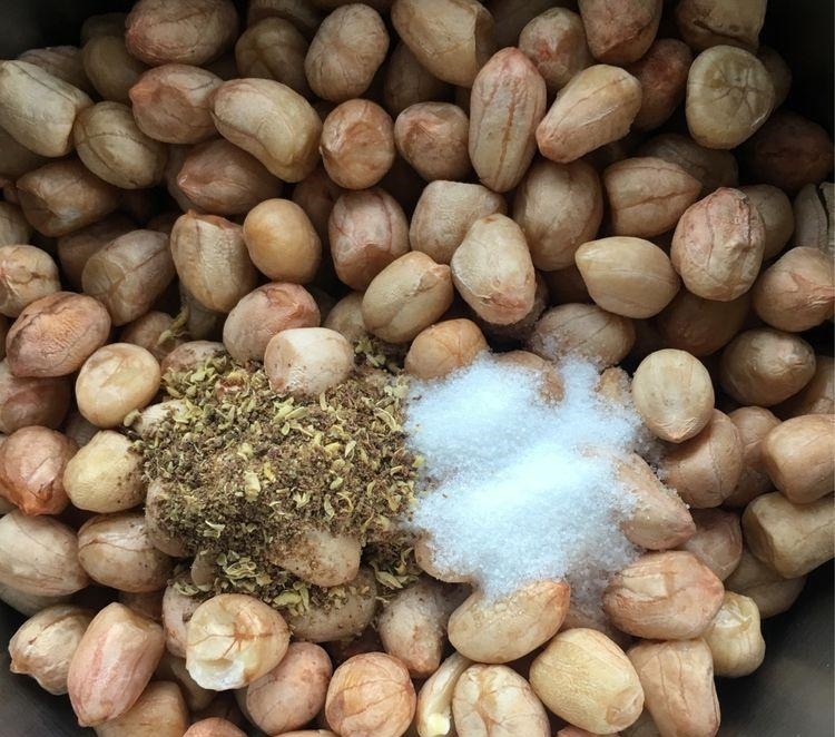 五香花生米不用锅炒,用这个方法做出来的花生米,下酒菜杠杠的