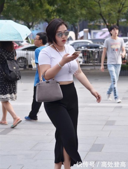 街拍|白色t恤搭配黑色阔腿裤，清爽自然，简单舒适