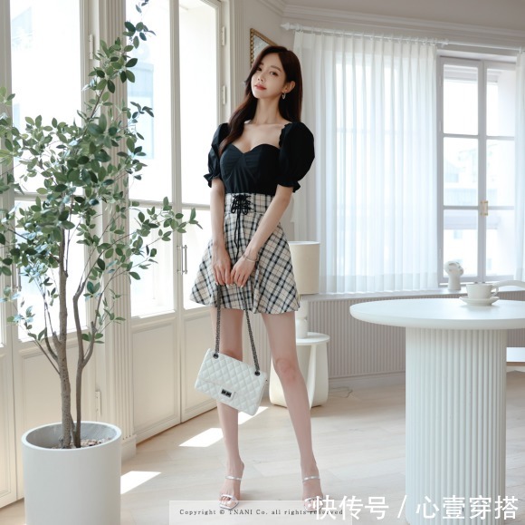 时尚|女神孙允珠时尚搭配:约德尔古调黑玫中欧田园衣裙