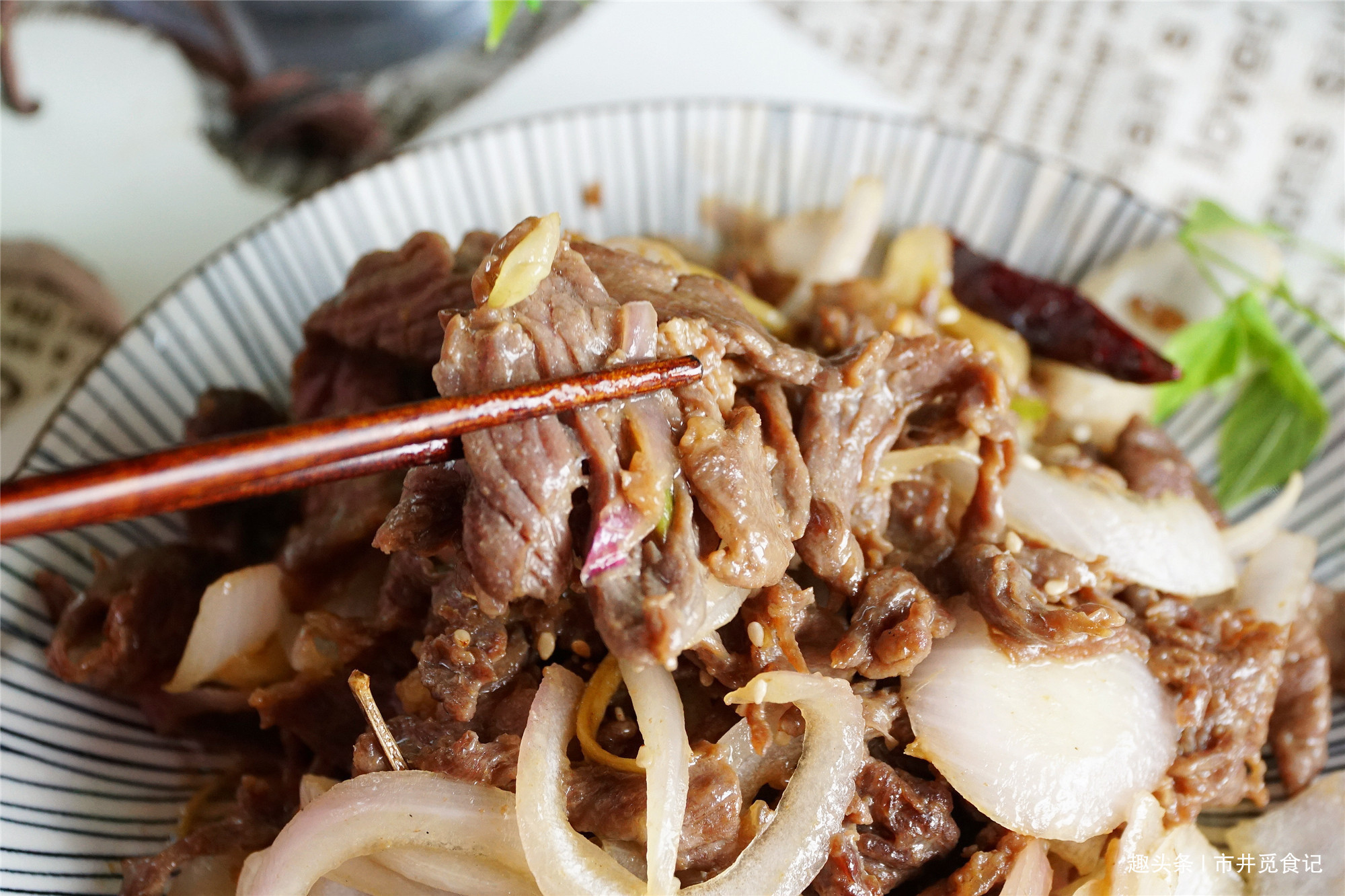 下班回家做了3个菜，成本上百元，2人吃到撑，媳妇说胖死也愿意