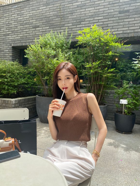 牛仔套装|孙允珠御姐型穿搭成熟撩人，针织套装和牛仔套装，哪款更性感?